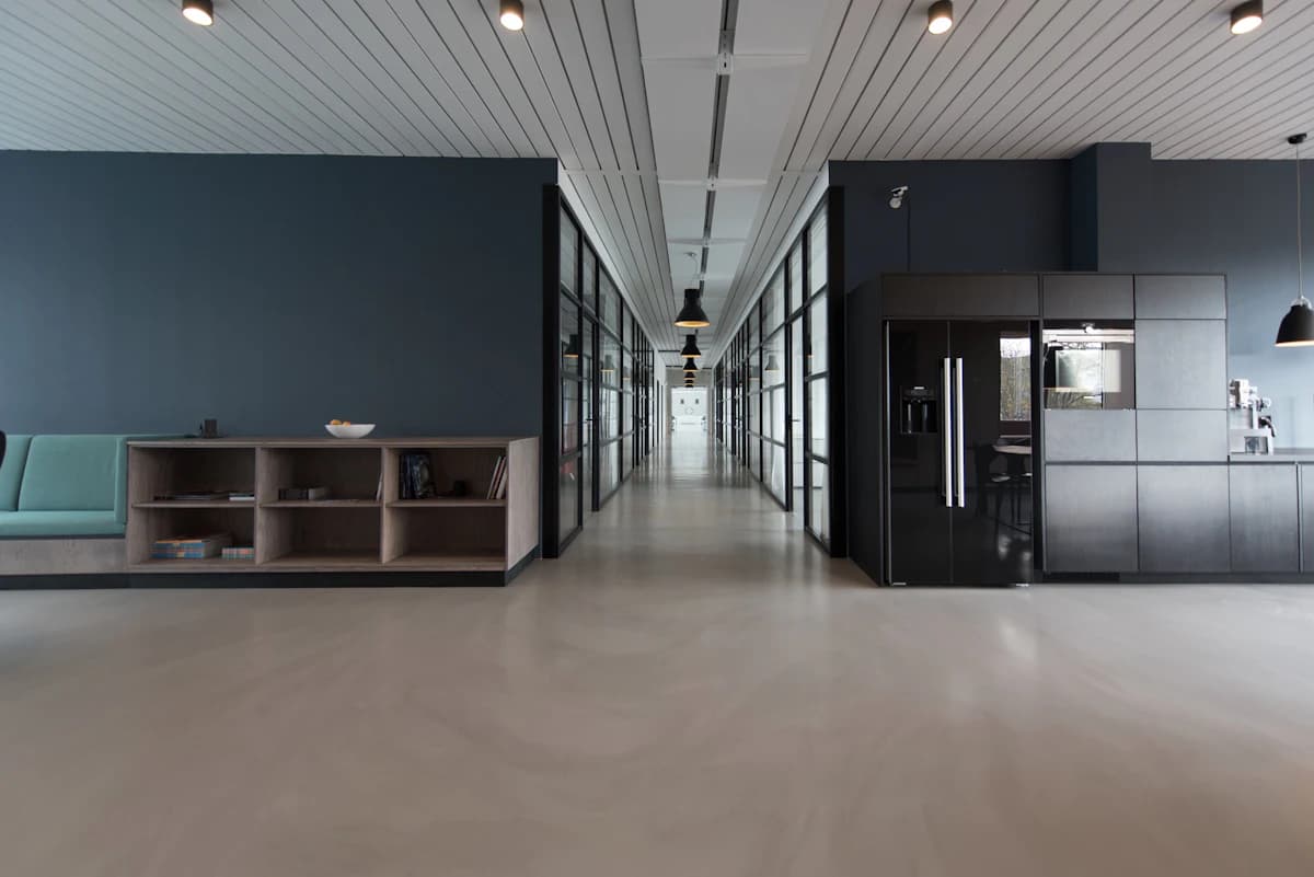 Espace de travail contemporain baigné de lumière naturelle