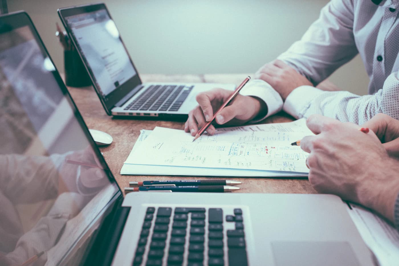 Session de travail stratégique autour d'un bureau