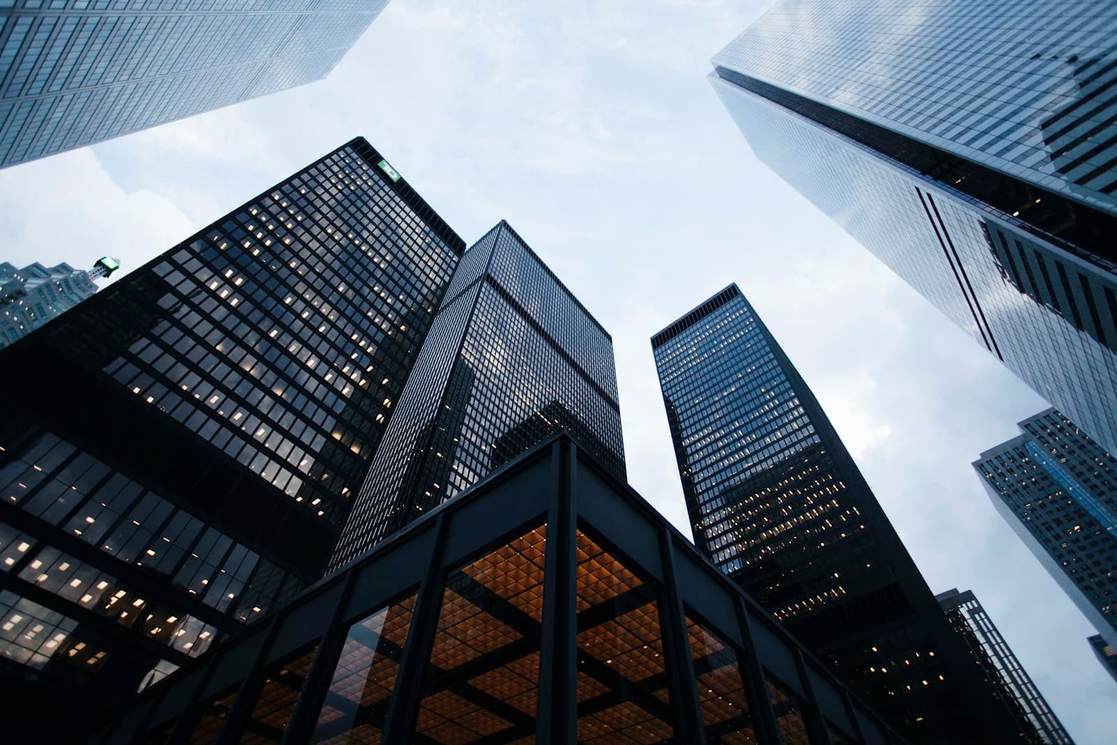 Skyline de gratte-ciel au crépuscule, atmosphère finance et stratégie